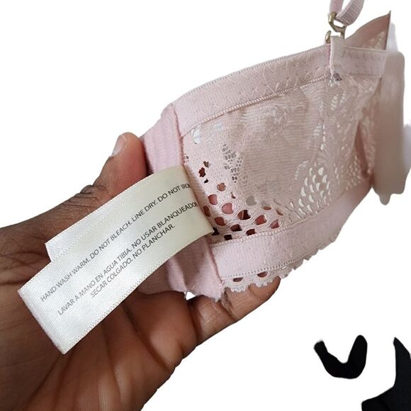 Jessica Simpson bra - Picture 4 of 13